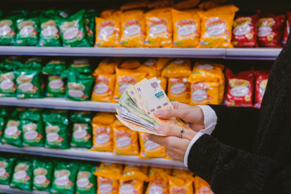 Grocery shopping with Argentinian Peso